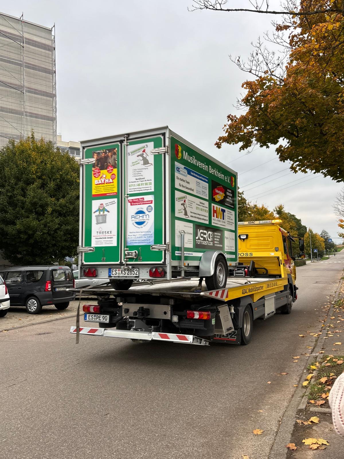 unser beschädigter Anhänger auf dem Abschlepper